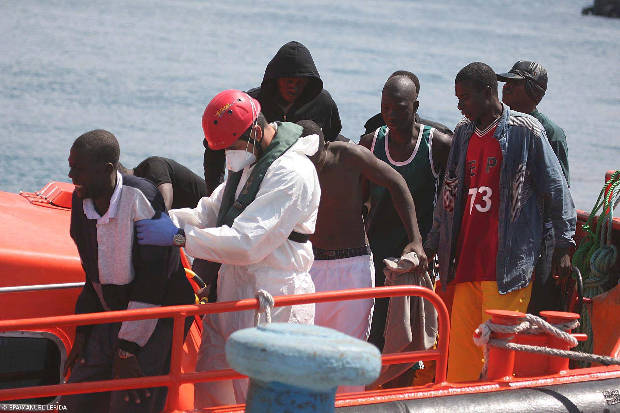Três mortos e 45 sobreviventes em barco de migrantes socorrido junto às Canárias – Imagem 1