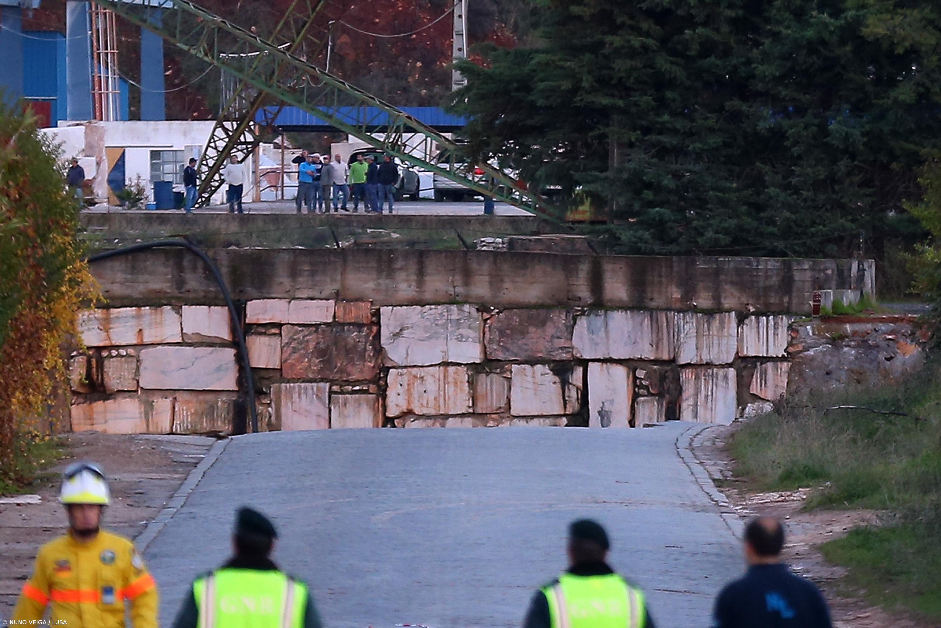 Aluimento de terras em Borba arrasta retroescavadora e dois automóveis – Imagem 1