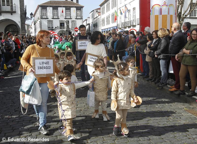 Corso de Carnaval atrai milhares a Ponta Delgada  – Imagem 1