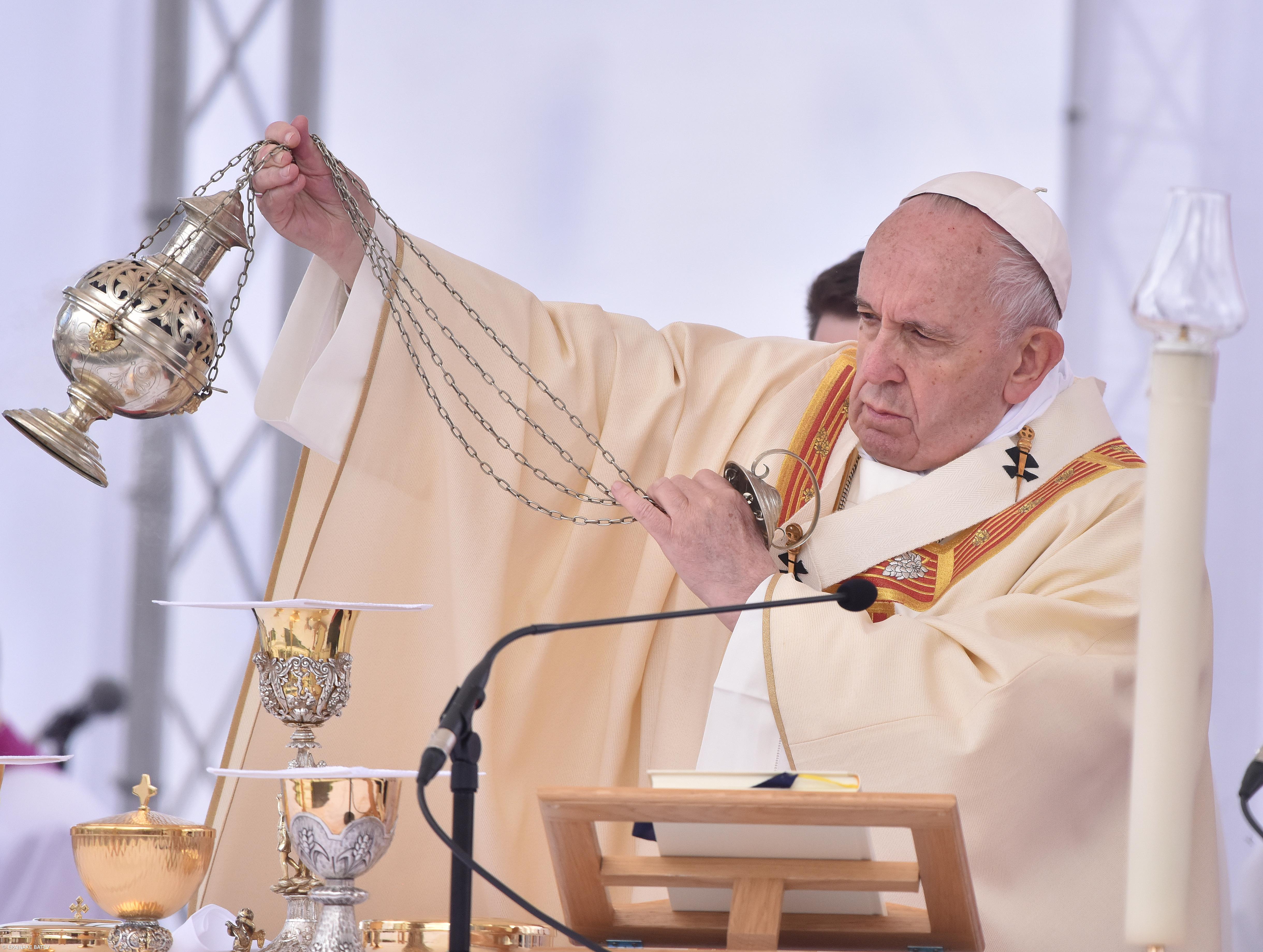 Papa reza no memorial a madre Teresa de Calcutá e pede que interceda pelos pobres – Imagem 1