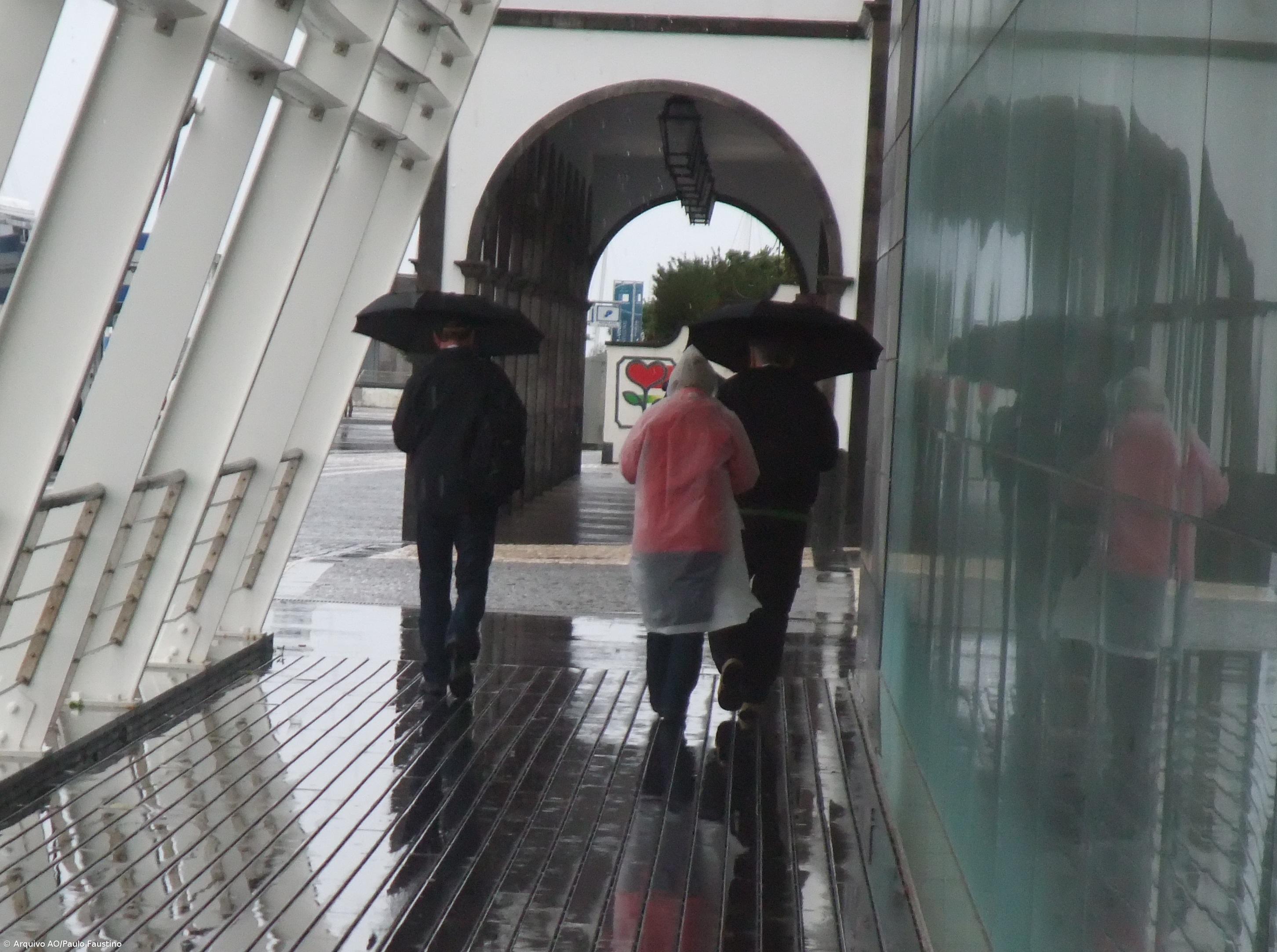 Aviso amarelo devido a chuva prolongado em sete ilhas dos Açores até às 17h00 de sábado – Imagem 1