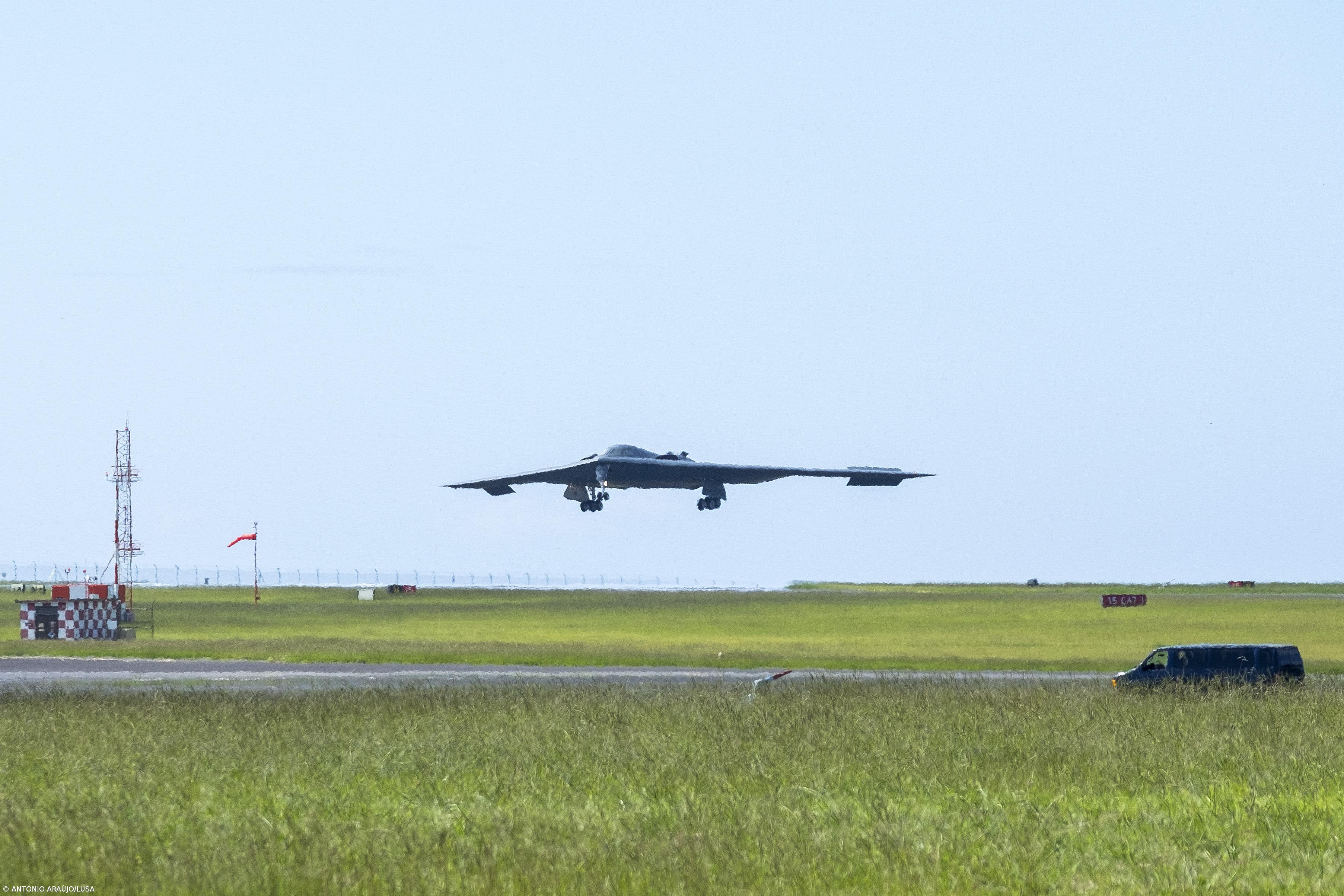 Bombardeiro furtivo B2 da Força Aérea norte-americana reabastece na base das Lajes – Imagem 1