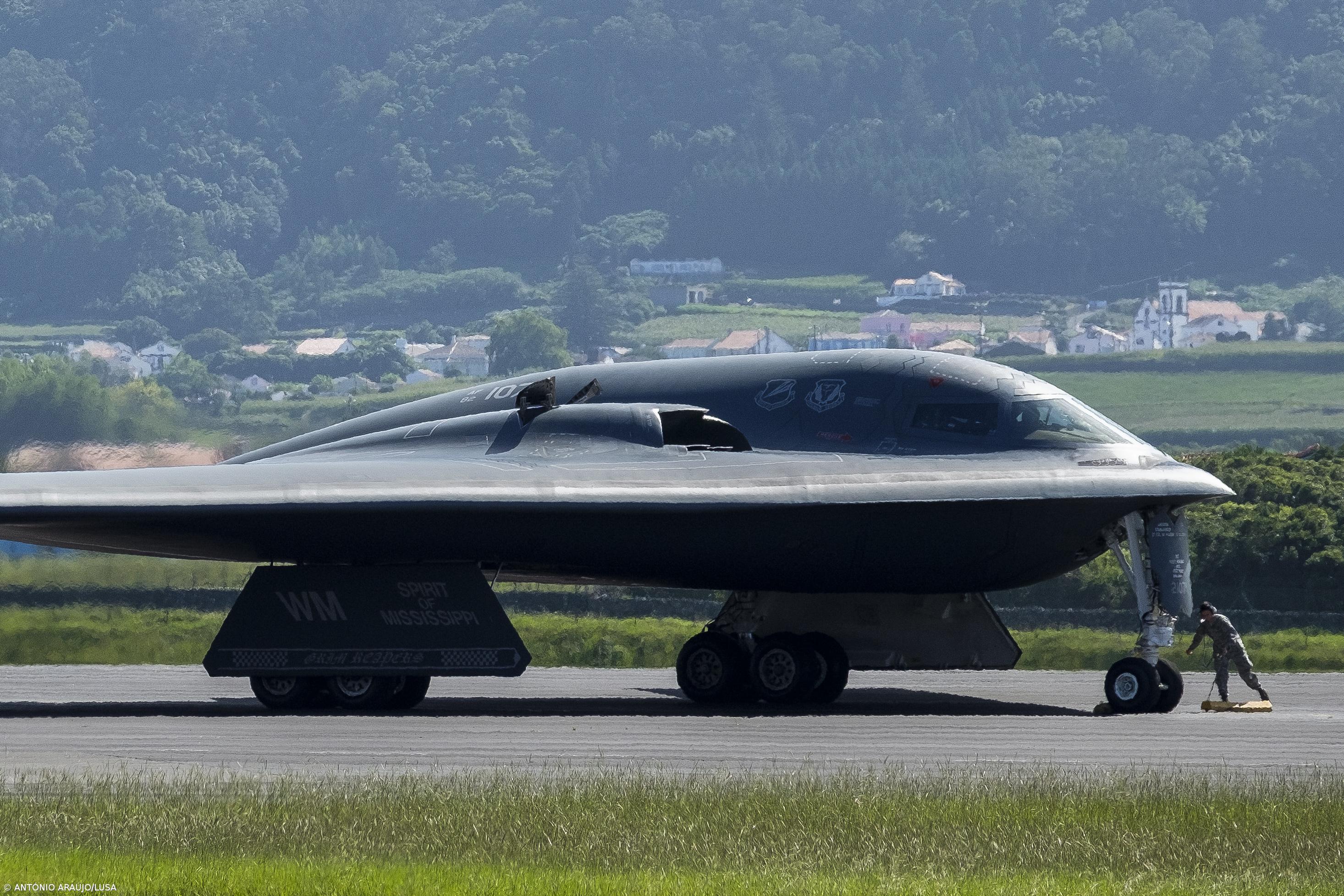 Bombardeiro furtivo B2 da Força Aérea norte-americana reabastece na base das Lajes – Imagem 2