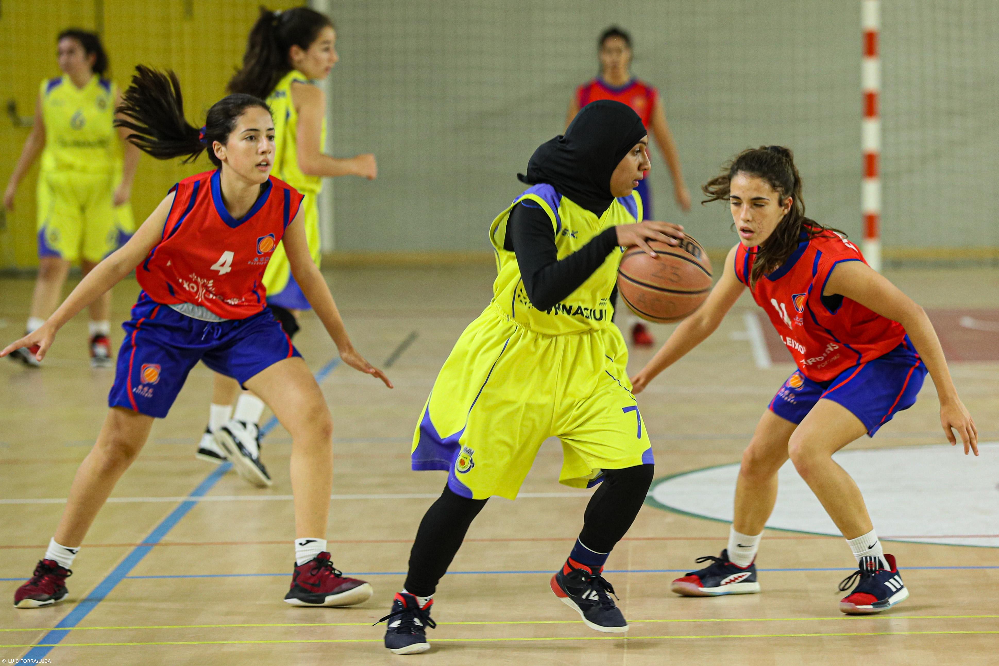 Jovem atleta de Tavira já tem equipamento regulamentar para jogar basquetebol – Imagem 1