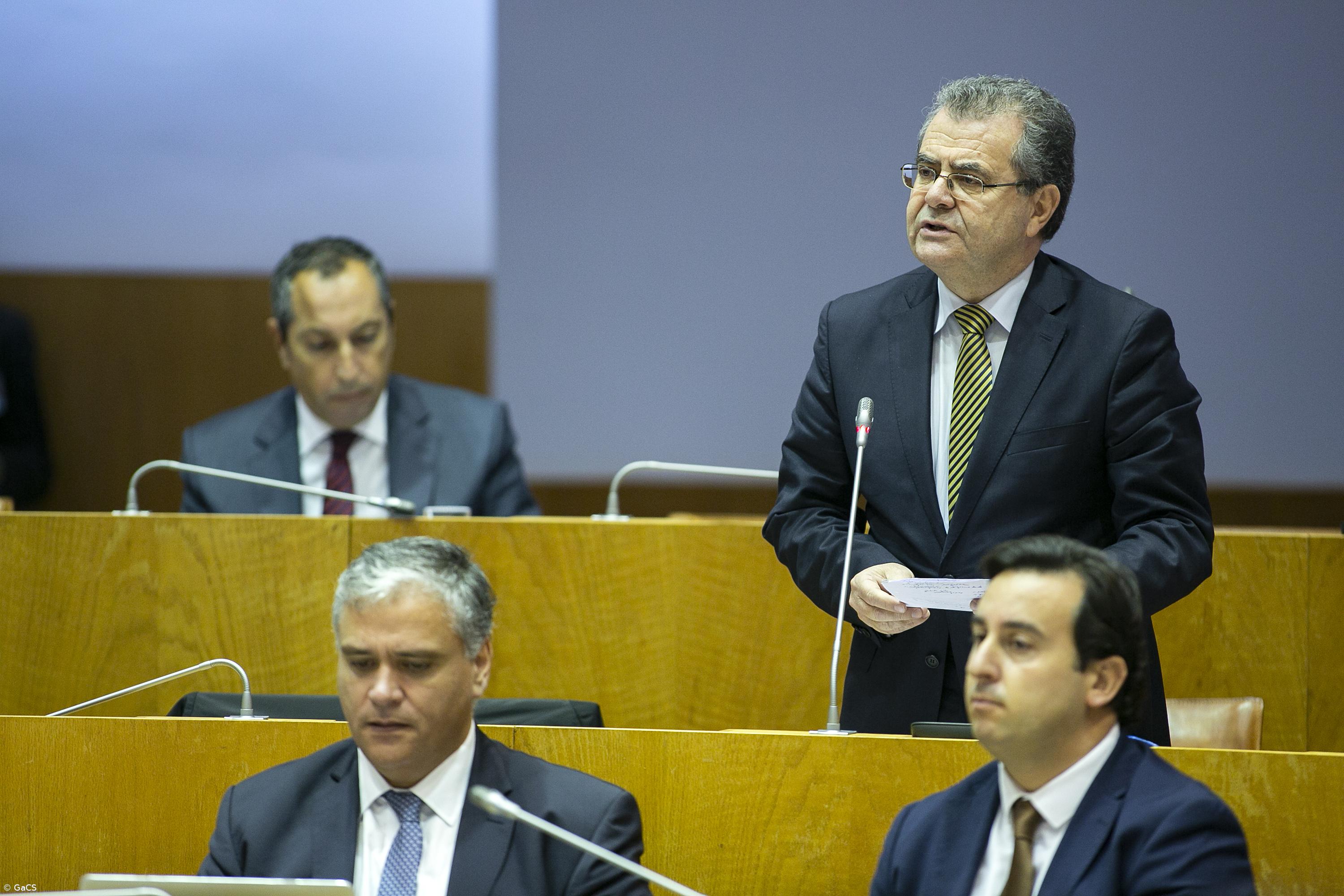 Debate sobre exames escolares nos Açores divide Governo Regional e oposição – Imagem 1