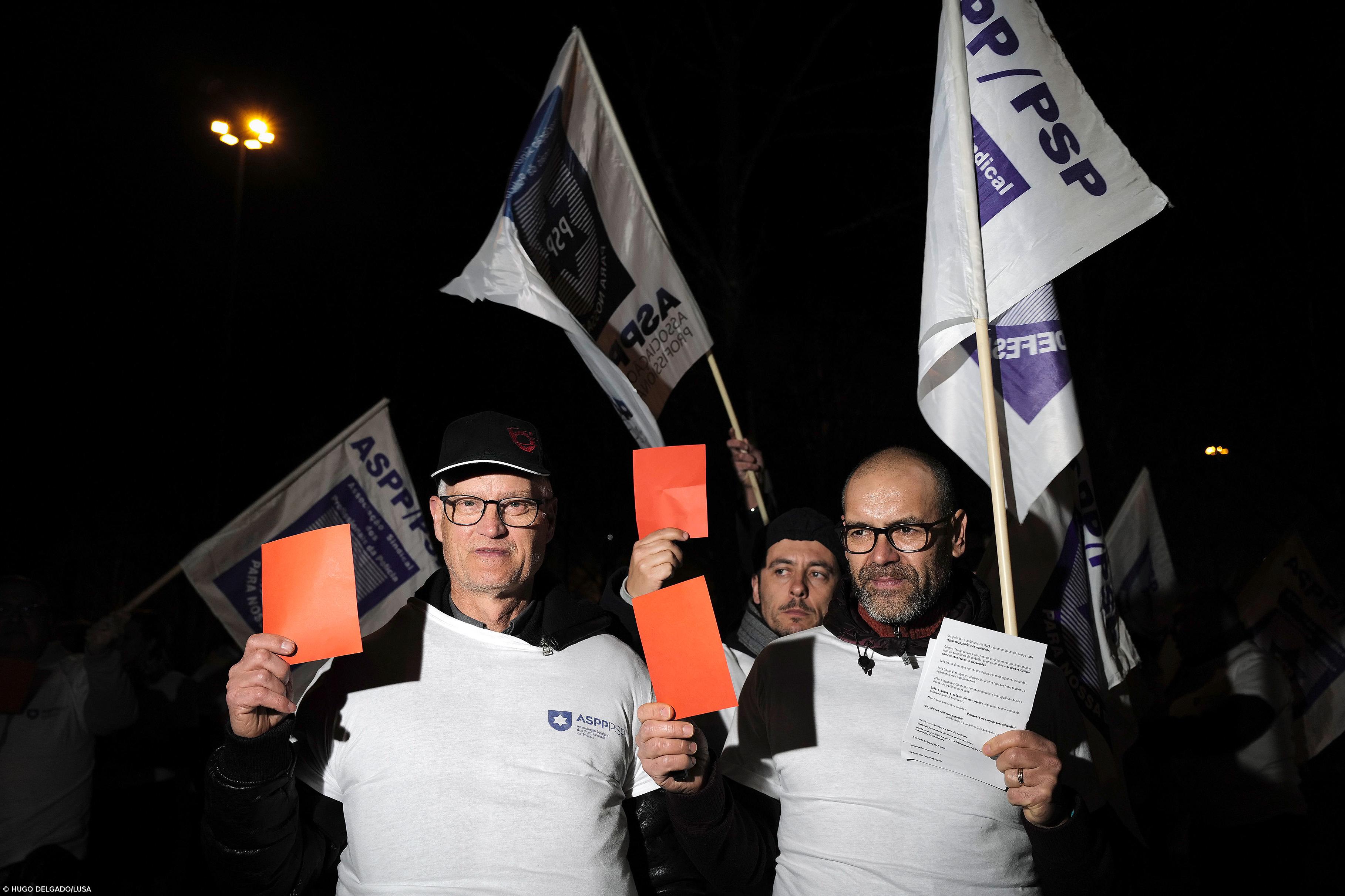 Polícias e guardas mostram cartões vermelhos ao Governo em Braga – Imagem 1