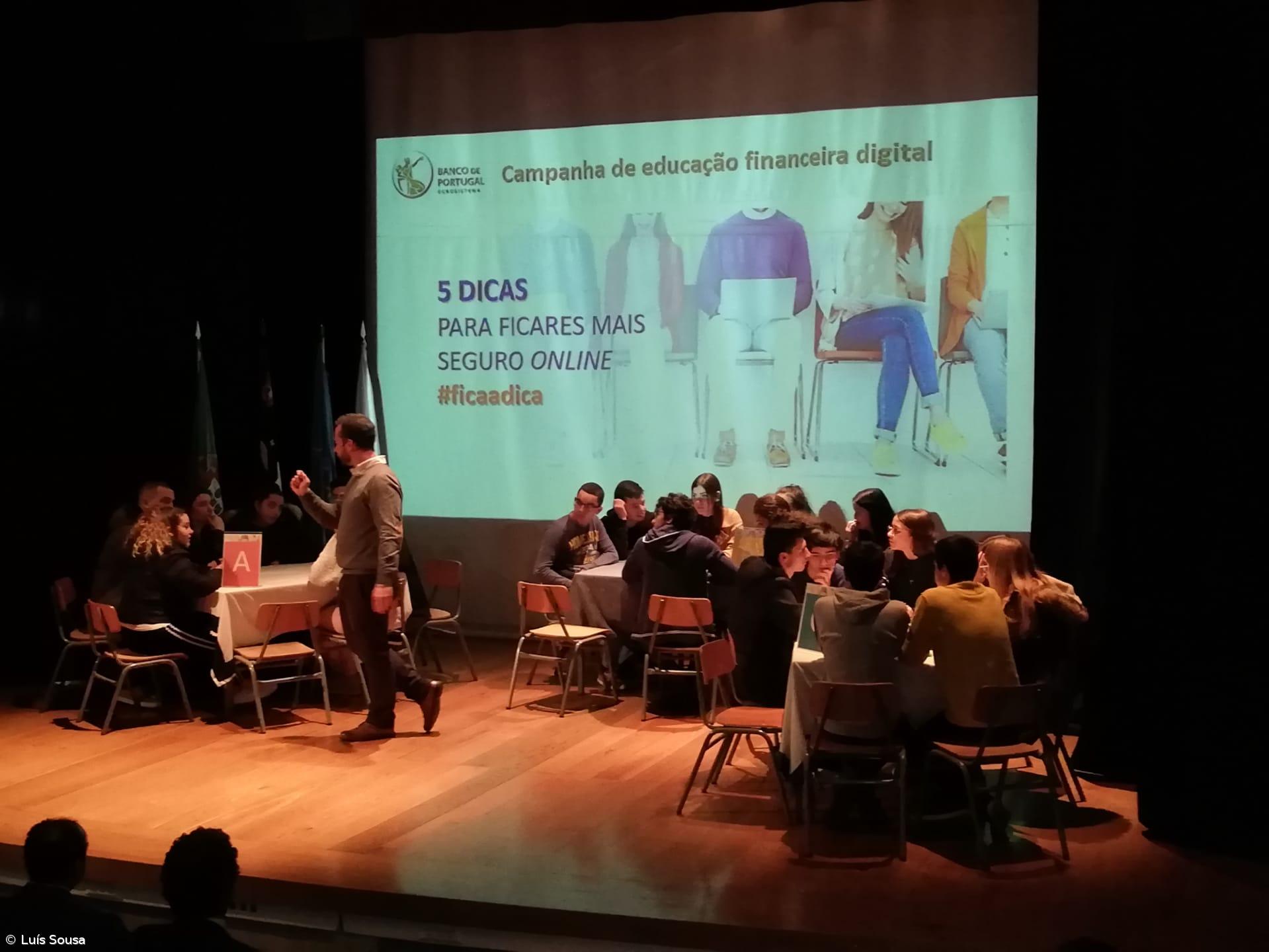 Campanha #ficaadica alerta alunos da ESLagoa para os perigos que espreitam pelas janelas das novas tecnologias. – Imagem 7