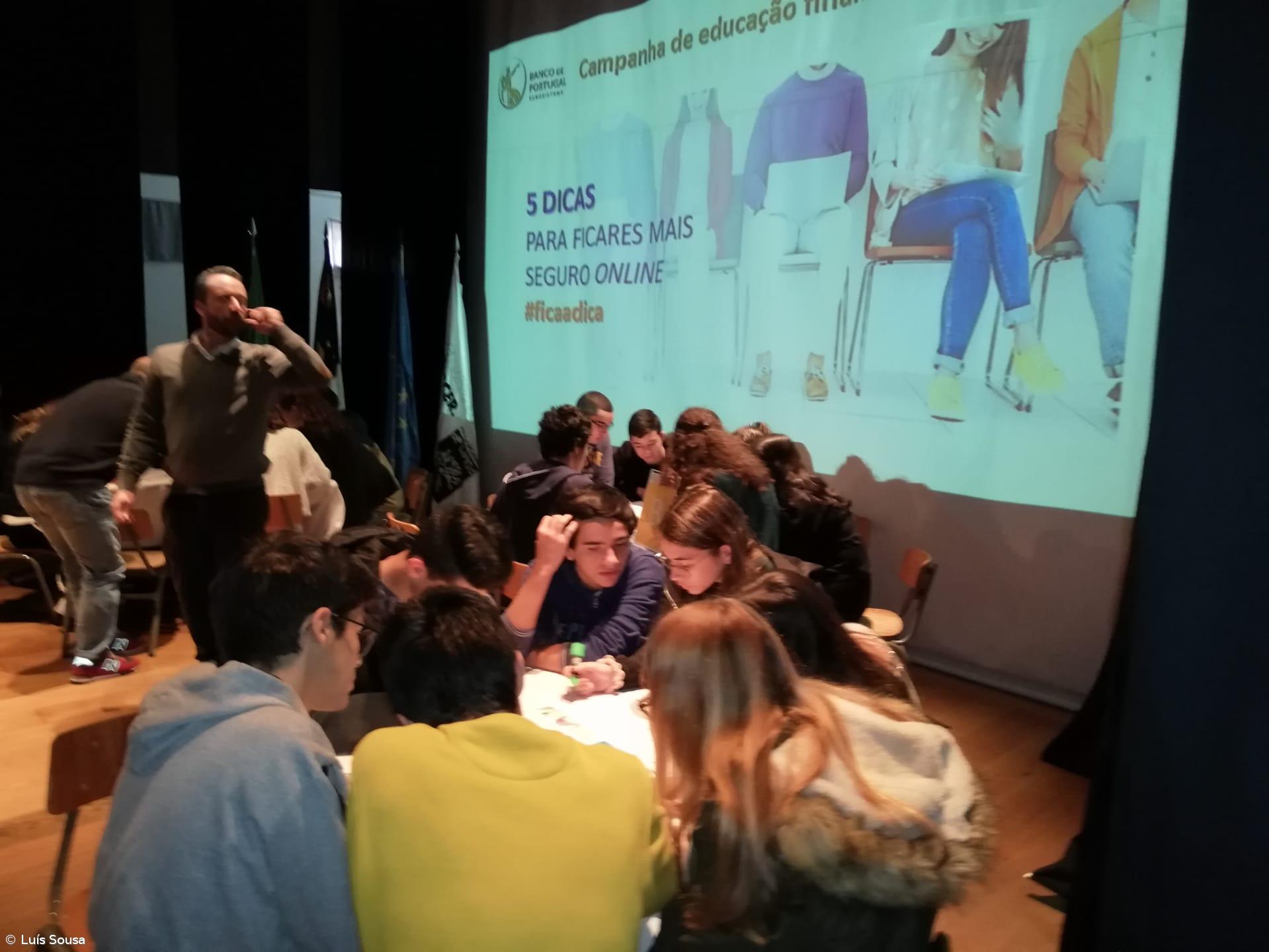 Campanha #ficaadica alerta alunos da ESLagoa para os perigos que espreitam pelas janelas das novas tecnologias. – Imagem 9