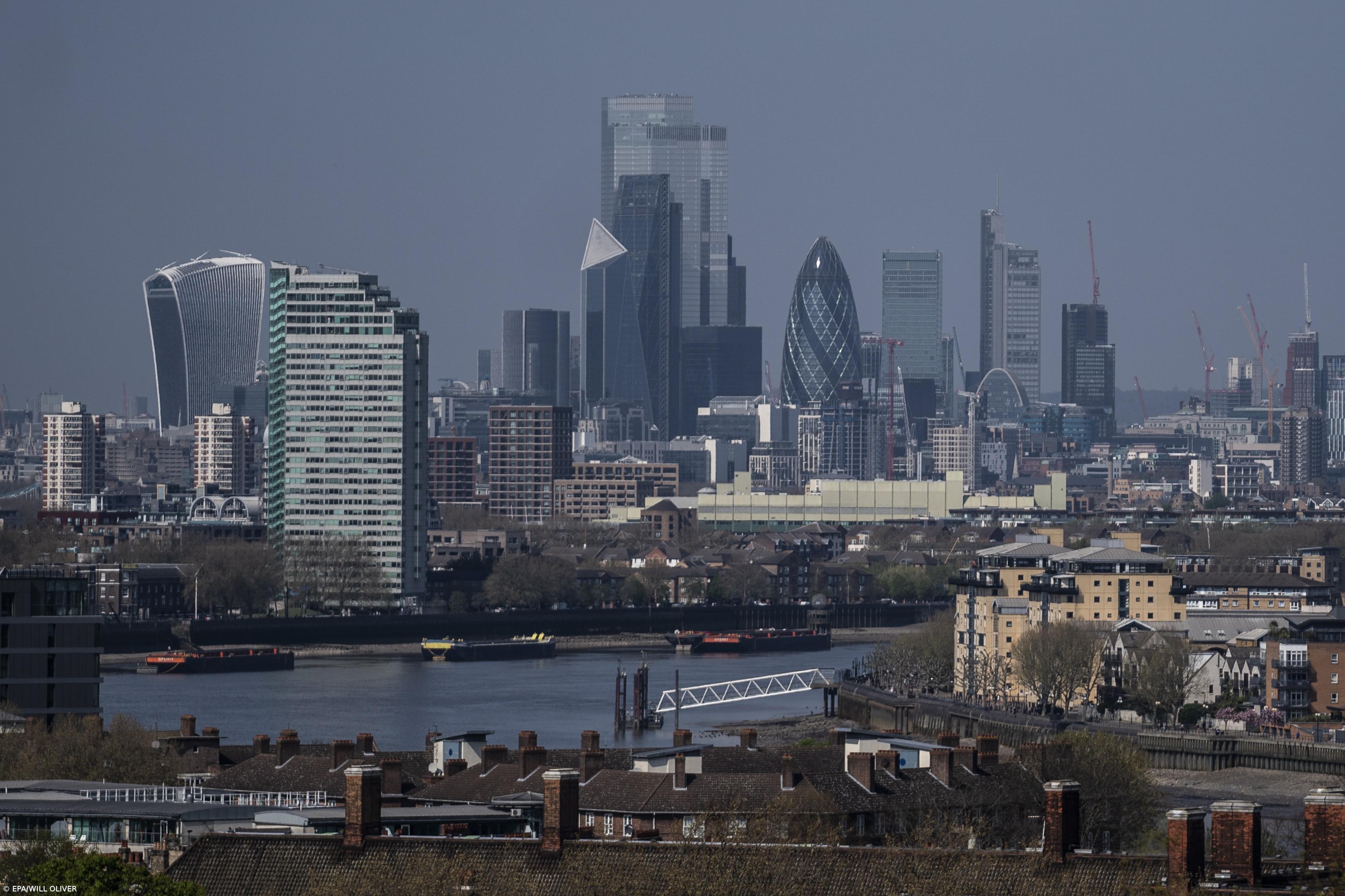 Pelo menos três pessoas esfaqueadas no centro financeiro de Londres – Imagem 1