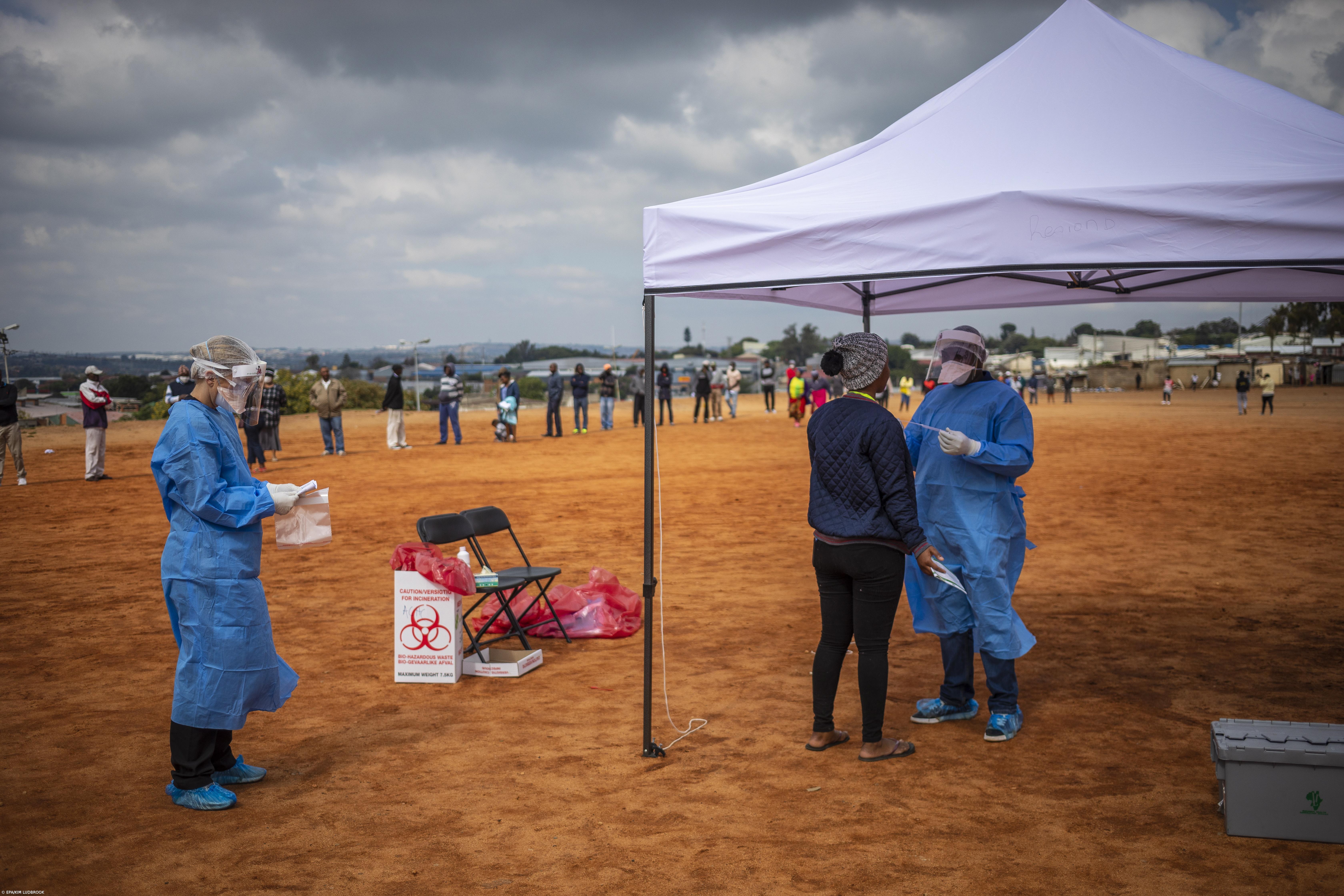 Covid-19: Autoridades de Nova Deli assumem escassez de profissionais de saúde – Imagem 1