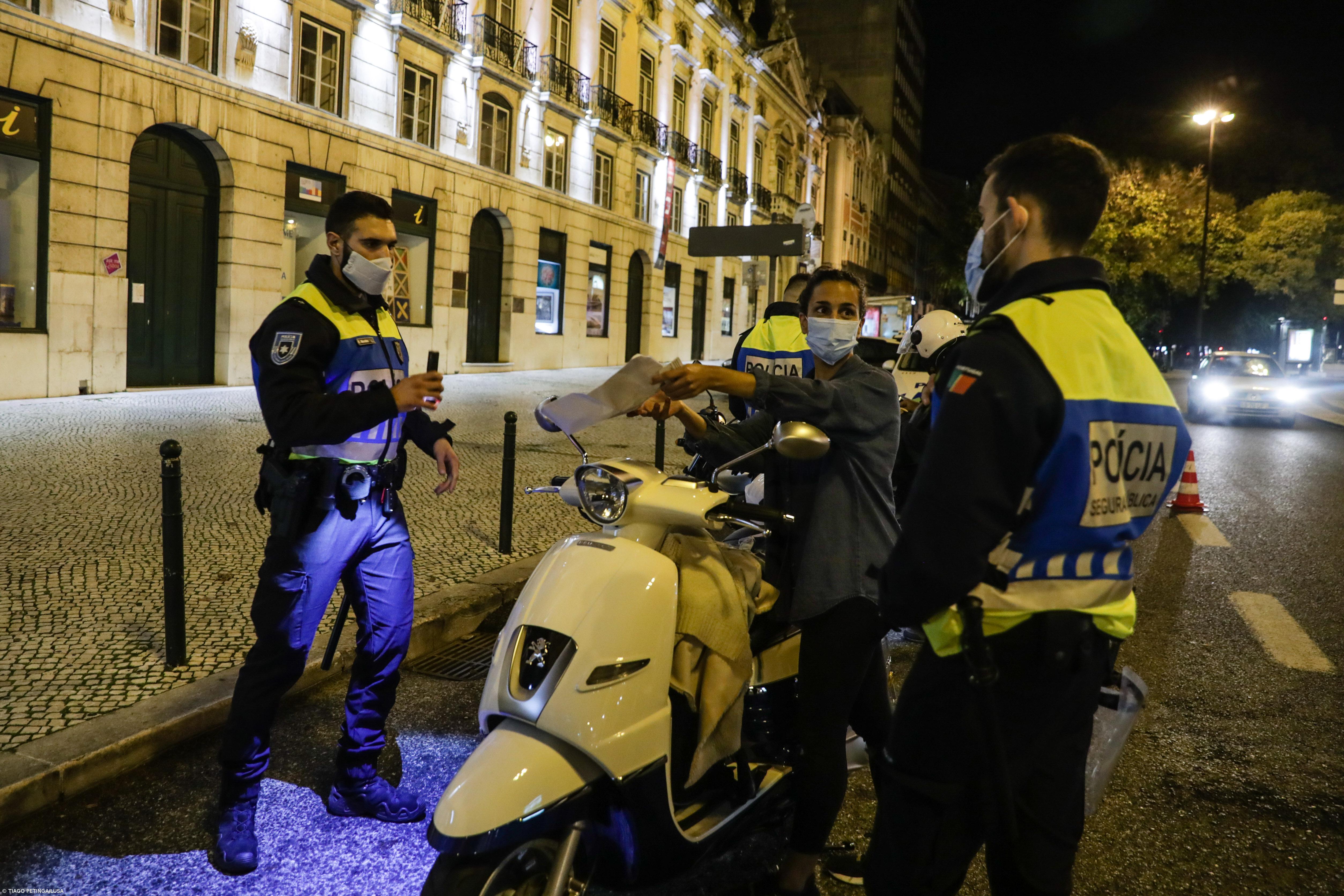 PSP identificou 10 pessoas a circular sem justificação durante recolher obrigatório – Imagem 1