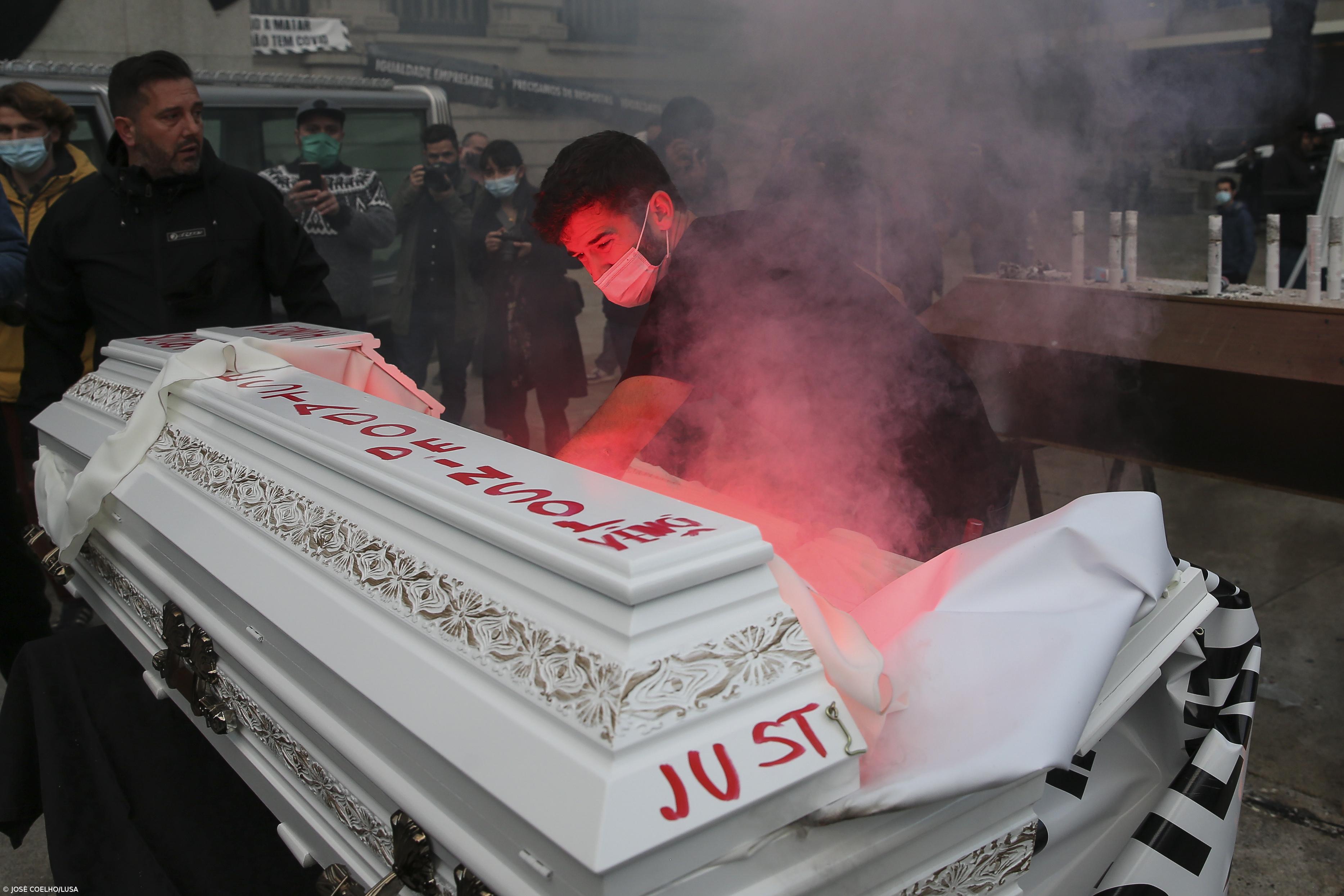 Empresários arremessam garrafas contra PSP e queimam caixões no Porto – Imagem 1