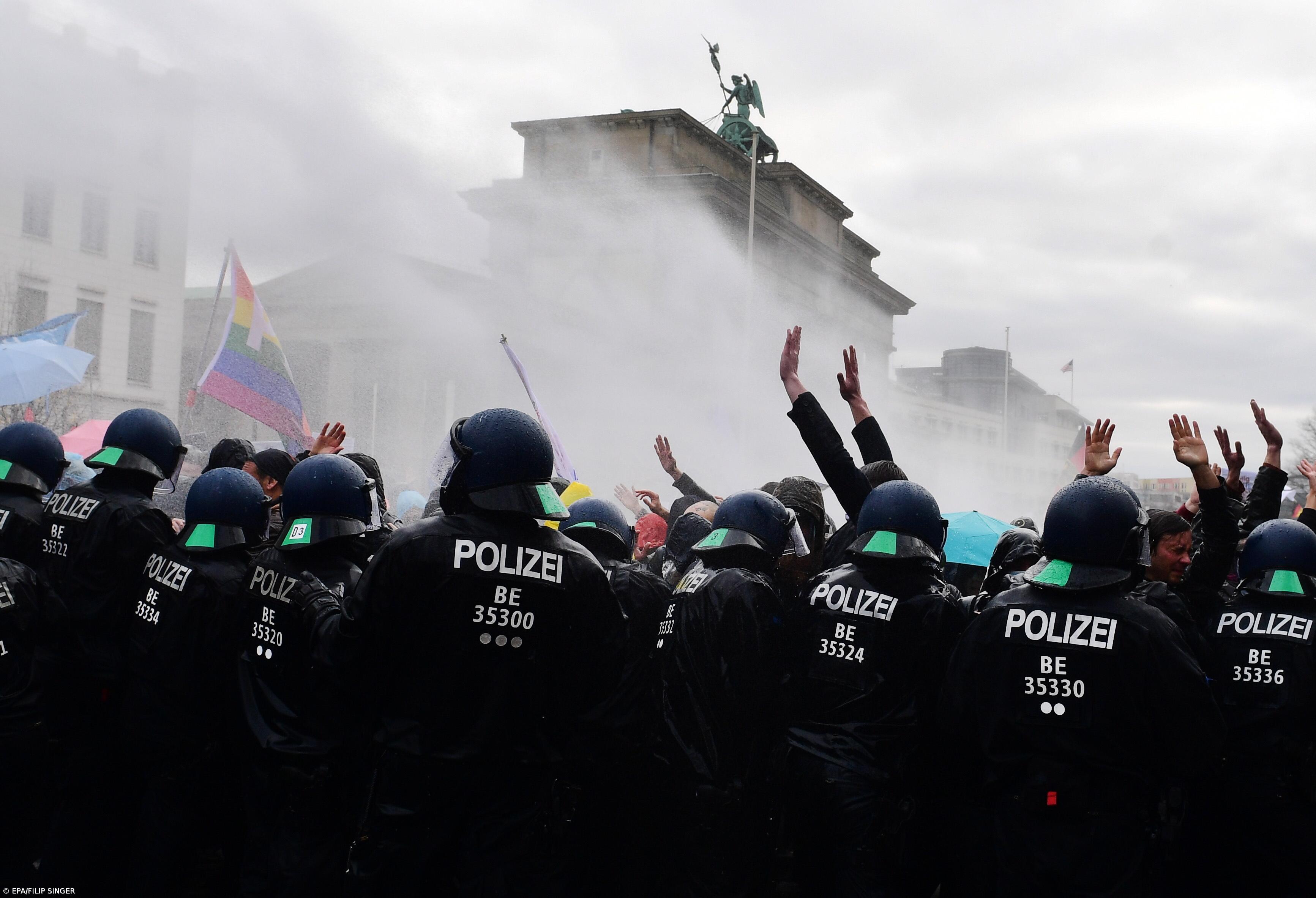 Polícia de Berlim usa canhões de água contra manifestação anti-restrições – Imagem 1