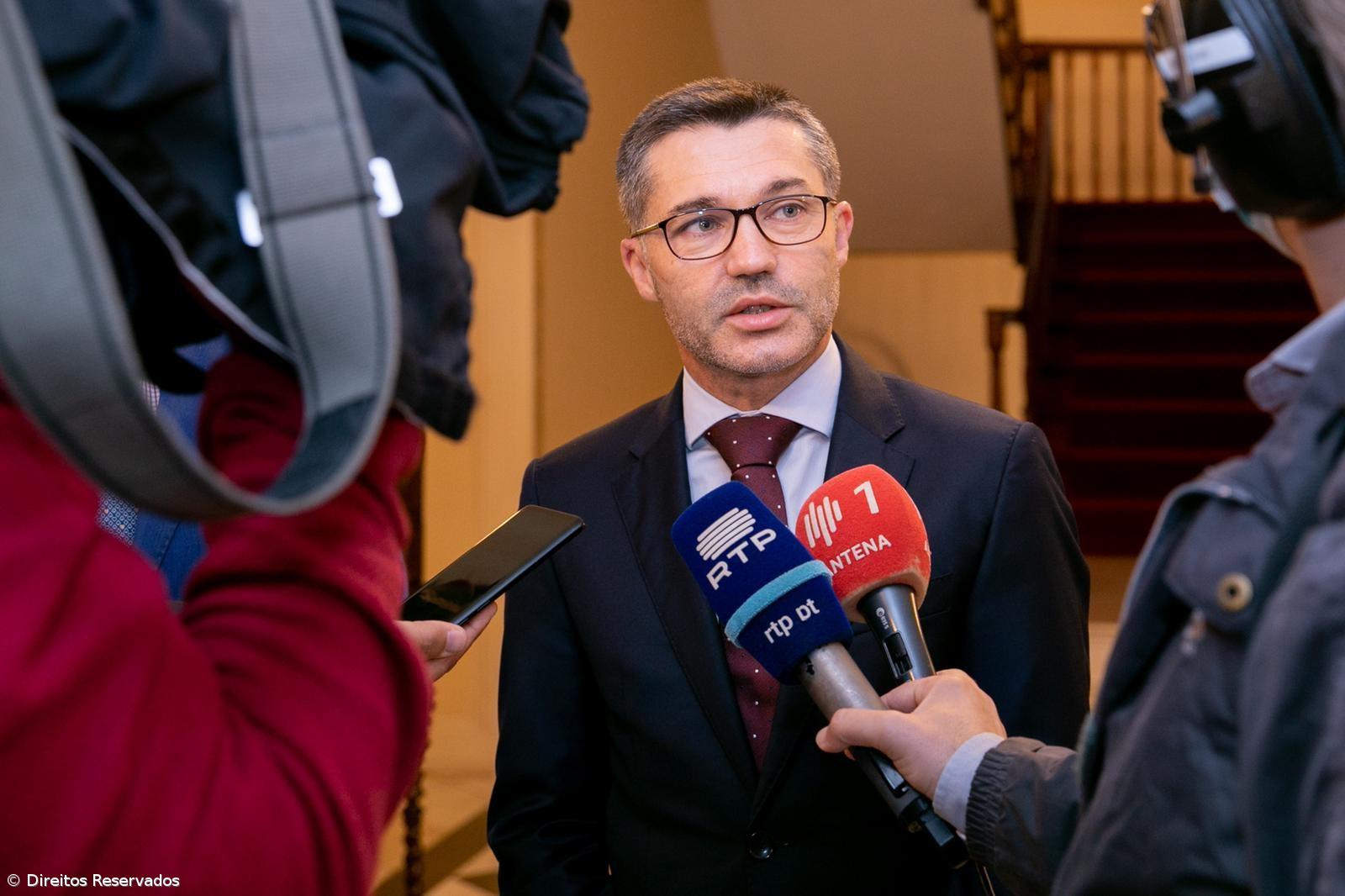 Parlamento dos Açores garante que doentes deslocados não vão sair do hotel  – Imagem 1