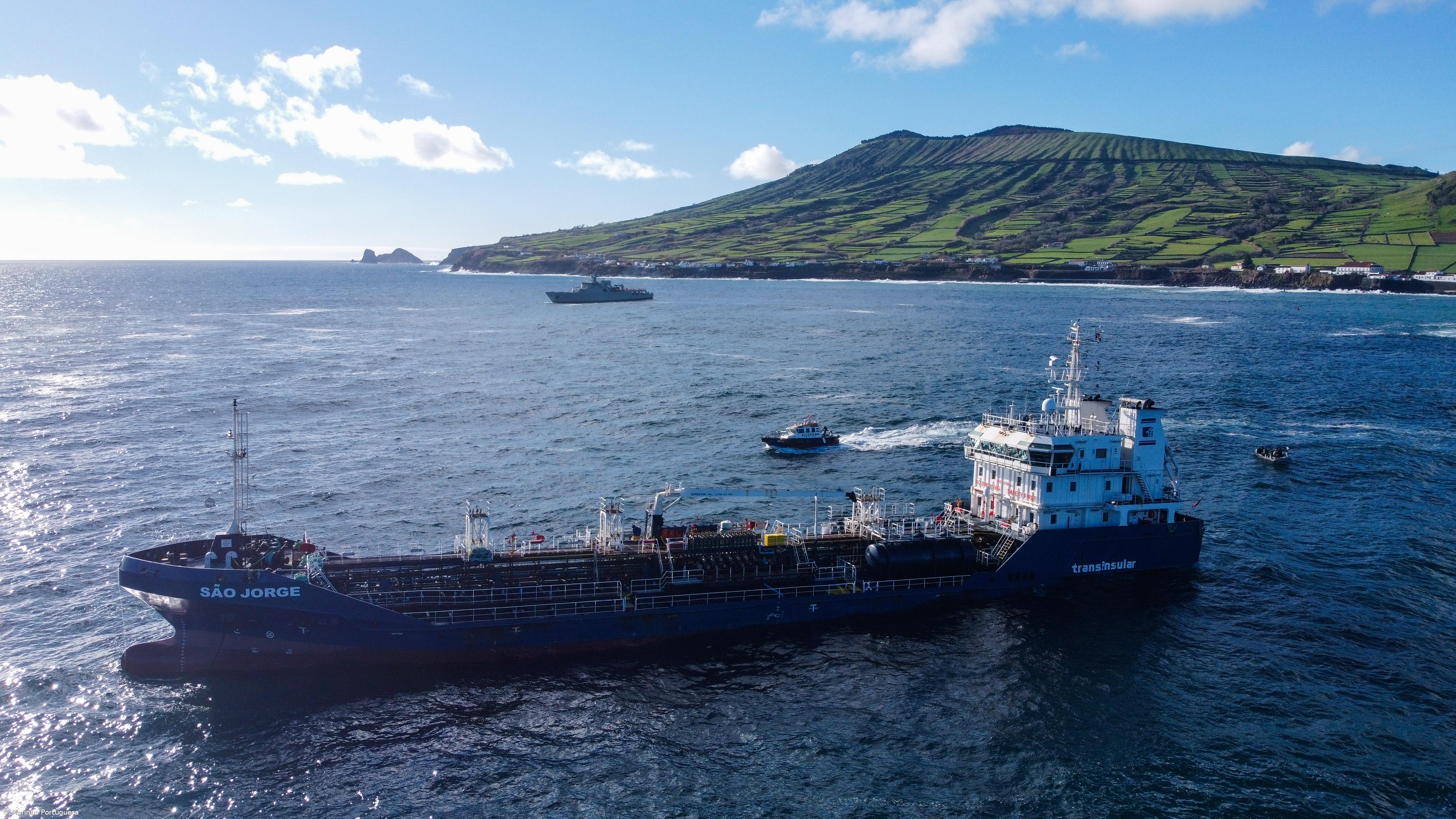 Navio-tanque "São Jorge" rebocado esta quinta-feira para a Terceira (com vídeo) – Imagem 1