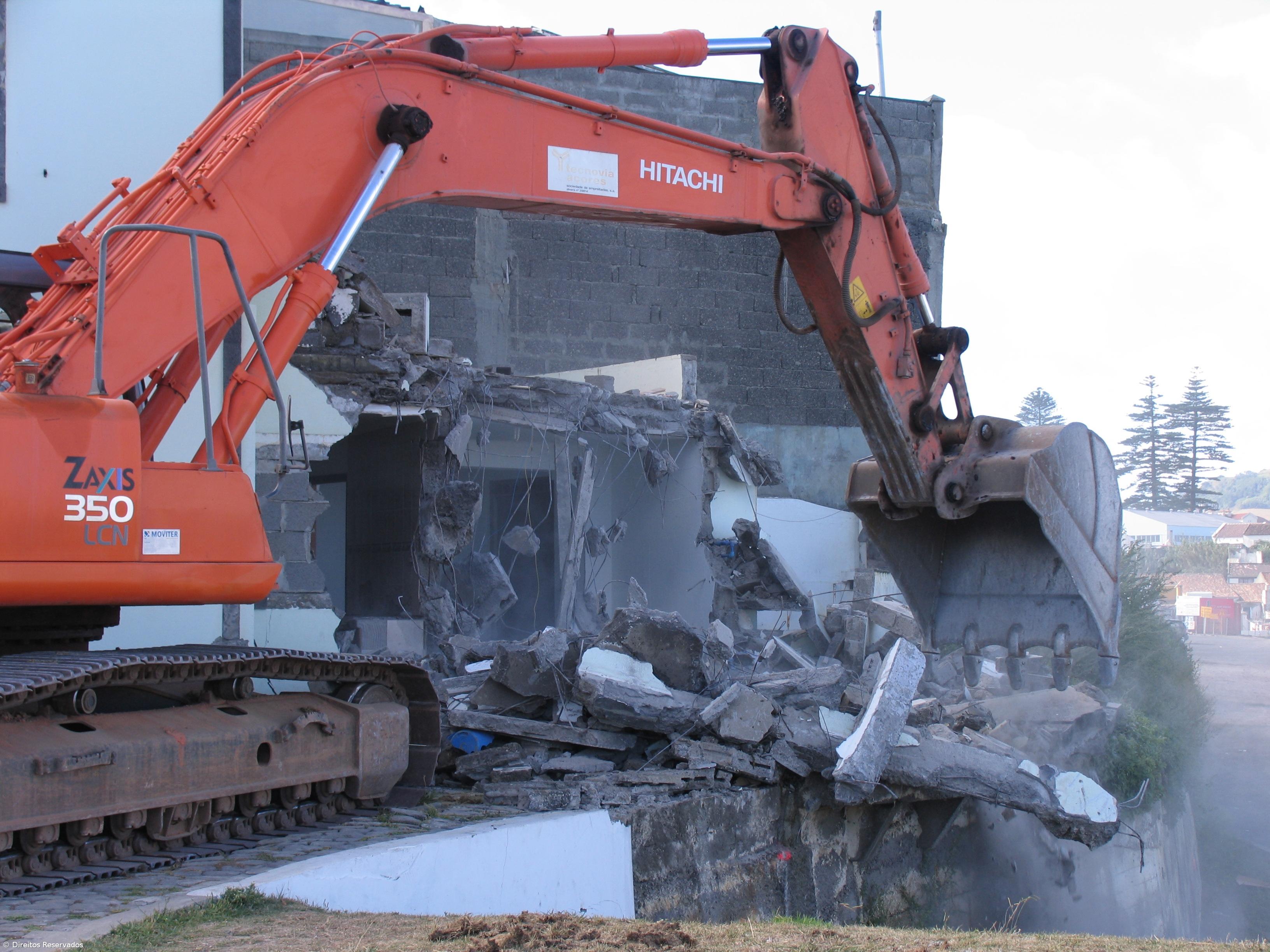 Duas casas demolidas para o arranque do Passeio Atlântico – Imagem 1