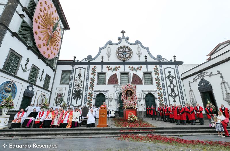 Fé e emoção no regresso do Santo Cristo às ruas de Ponta Delgada – Imagem 11