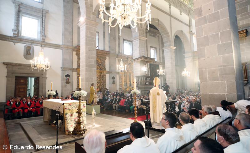 Fé e emoção no regresso do Santo Cristo às ruas de Ponta Delgada – Imagem 15