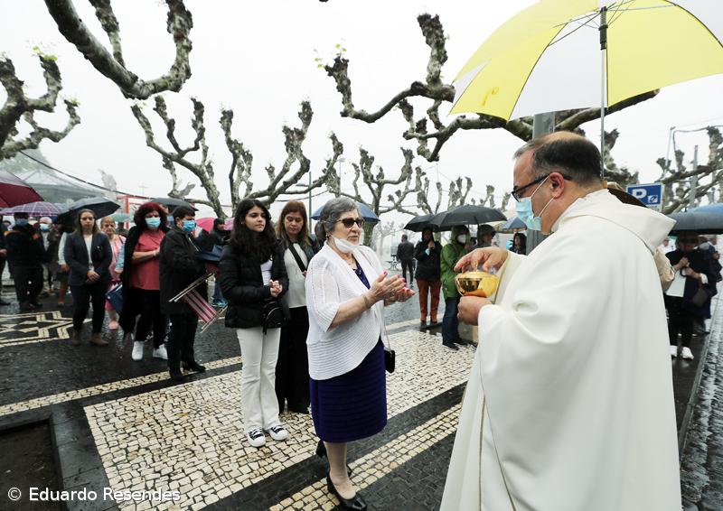 Fé e emoção no regresso do Santo Cristo às ruas de Ponta Delgada – Imagem 10