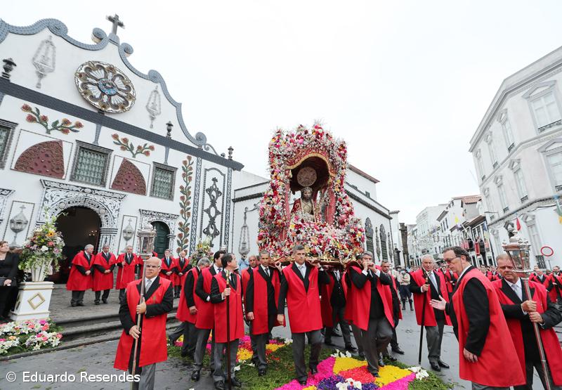 Fé e emoção no regresso do Santo Cristo às ruas de Ponta Delgada – Imagem 3