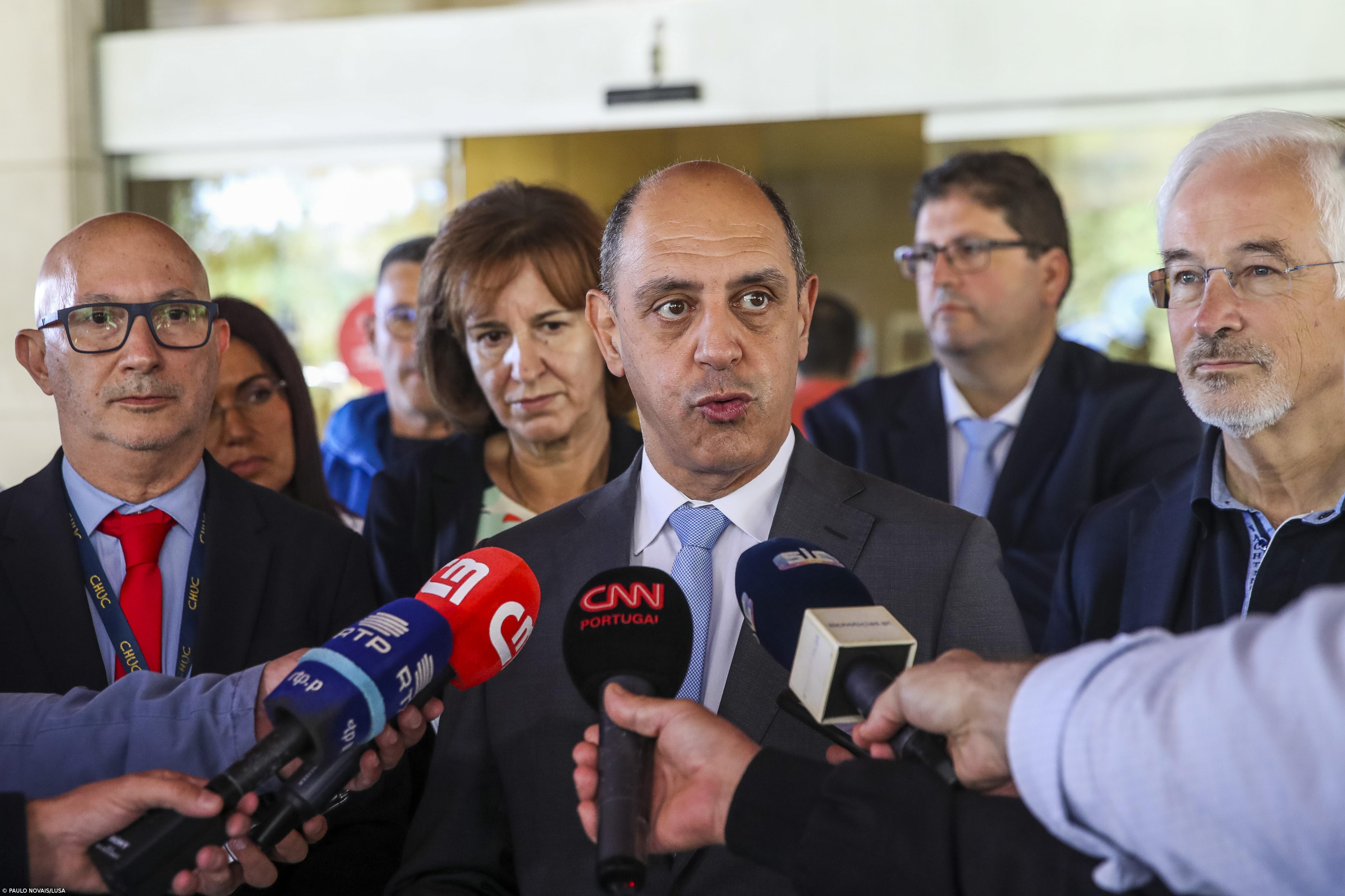 Ministro da Saúde rejeita conflito de interesses por ser casado com bastonária – Imagem 1