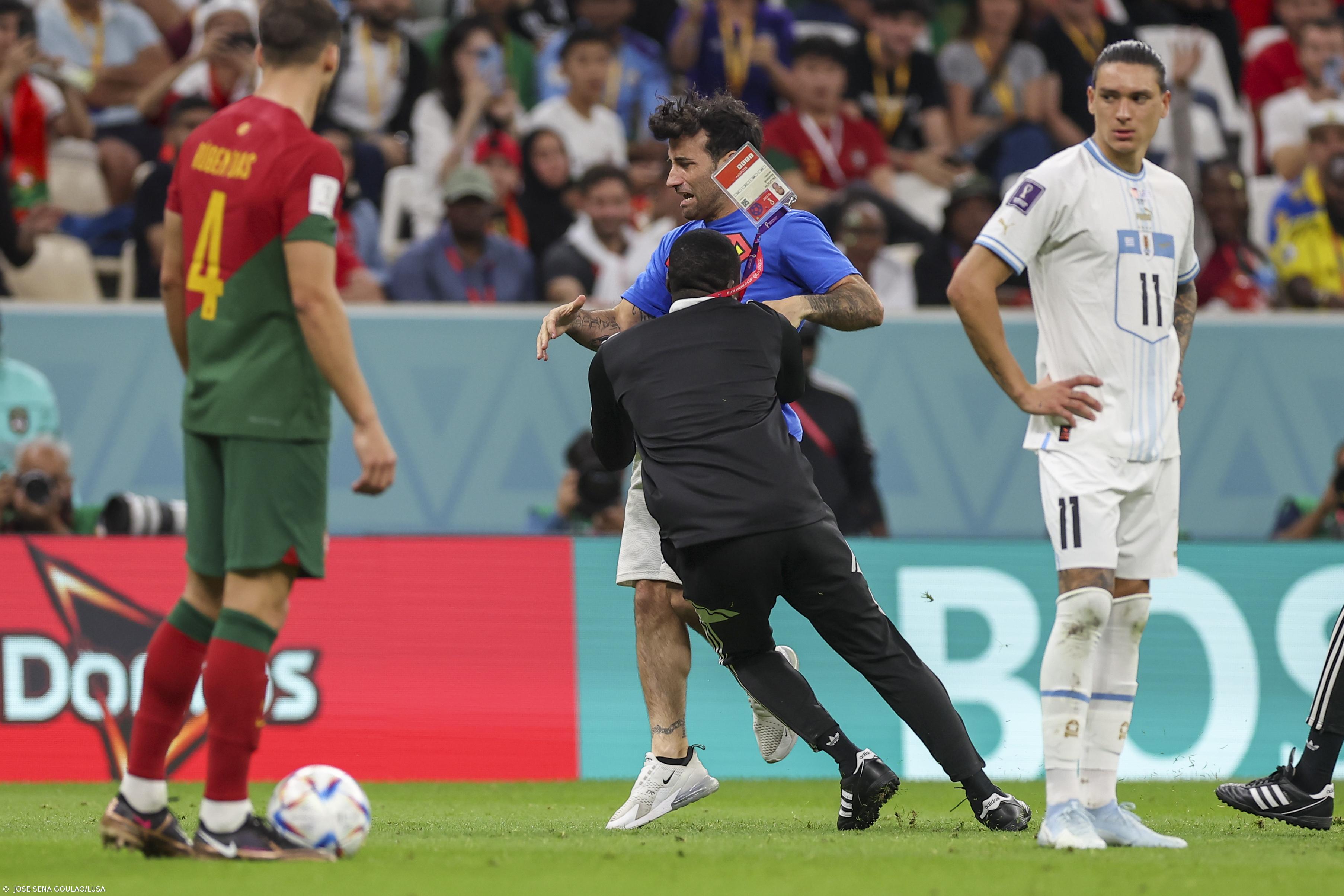 Adepto que invadiu relvado 'banido' dos jogos no Qatar – Imagem 1