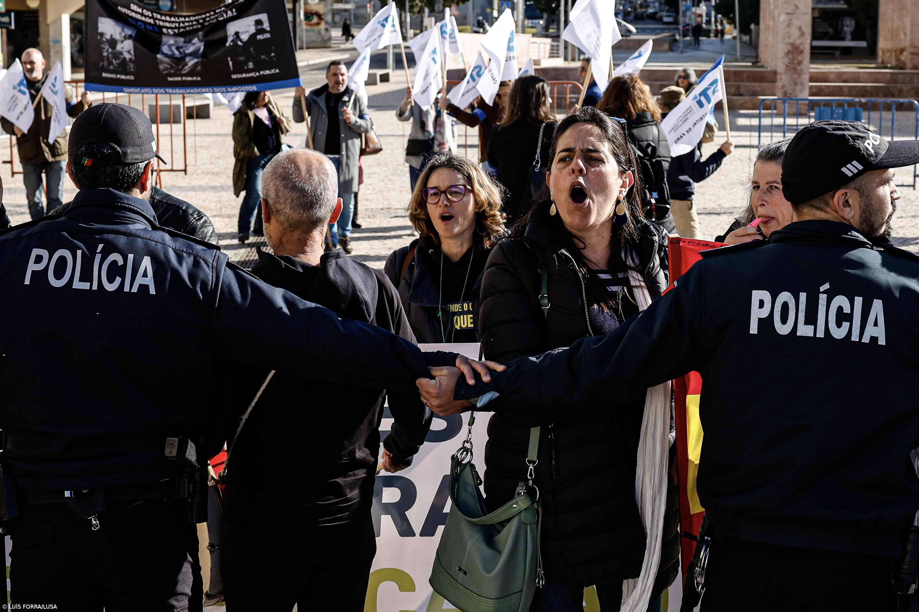 Dezenas de manifestantes à porta do Conselho de Ministros descentralizado em Faro – Imagem 1