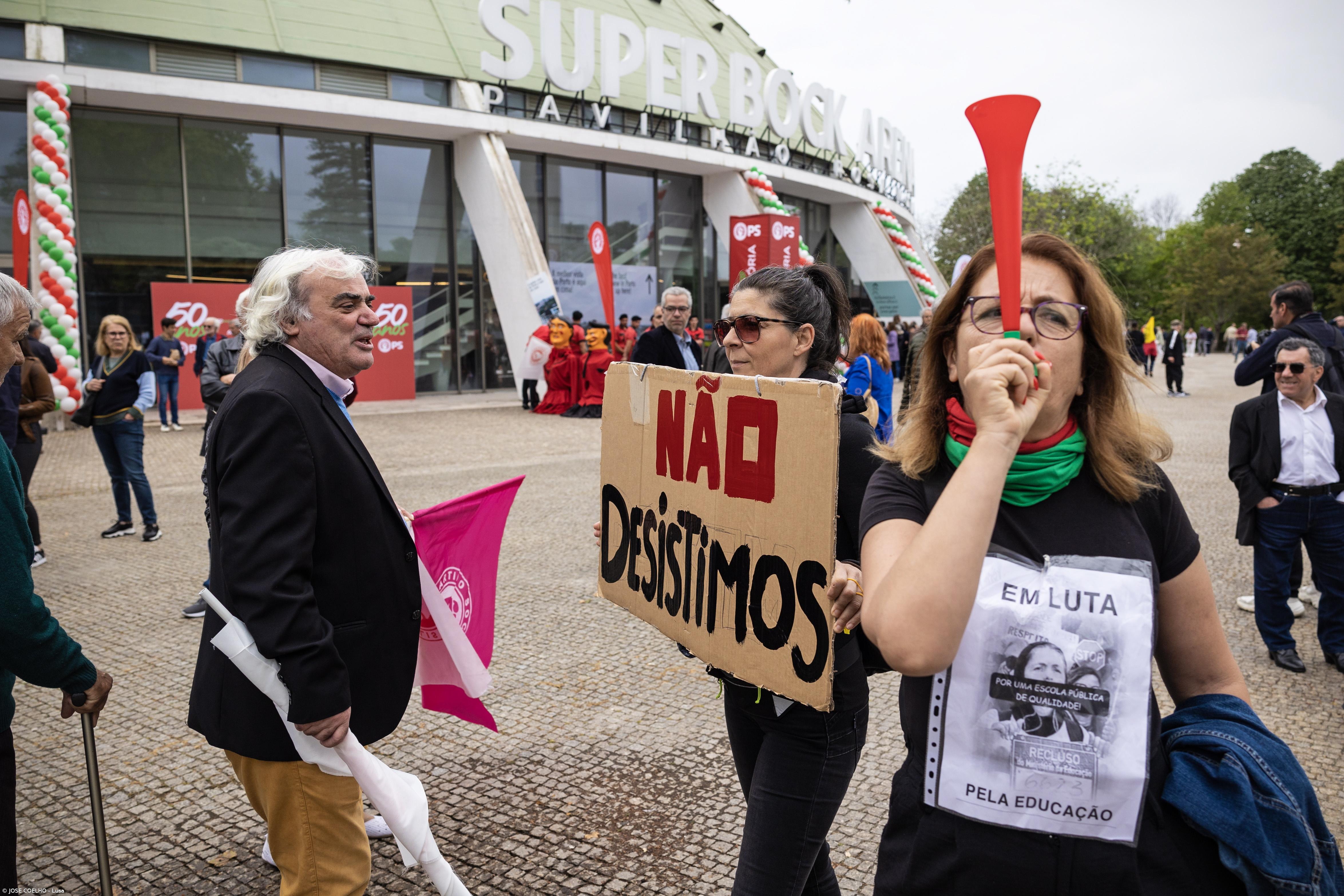 Milhares de pessoas gritam "demissão" no Porto ao som de apitos e com cravos vermelhos – Imagem 1