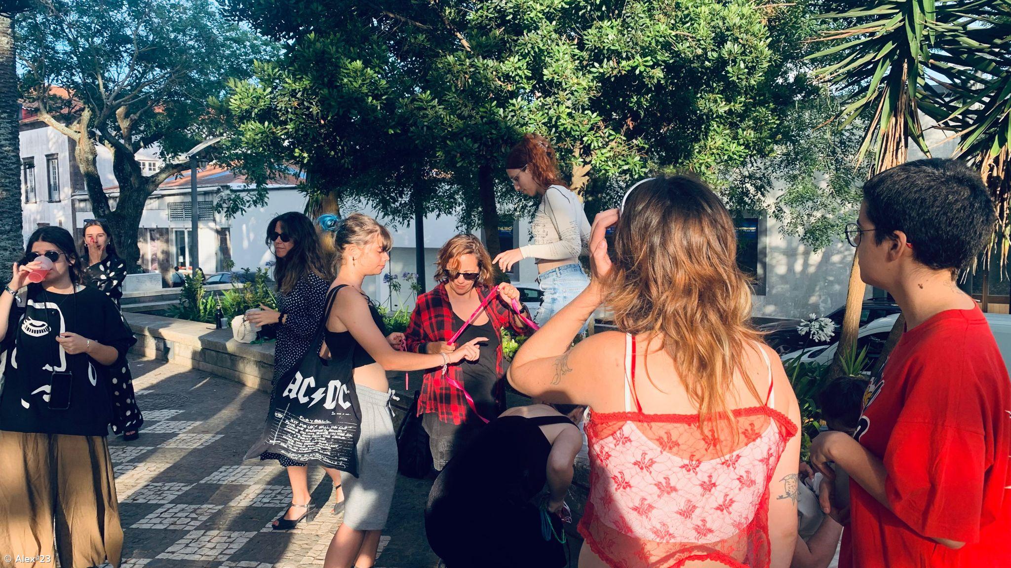 Performance “Conversas d’Armário” inaugurou as comemorações do Orgulho. O Quiosque Ala desenhou um espaço de reflexão muito inspirador. – Imagem 12