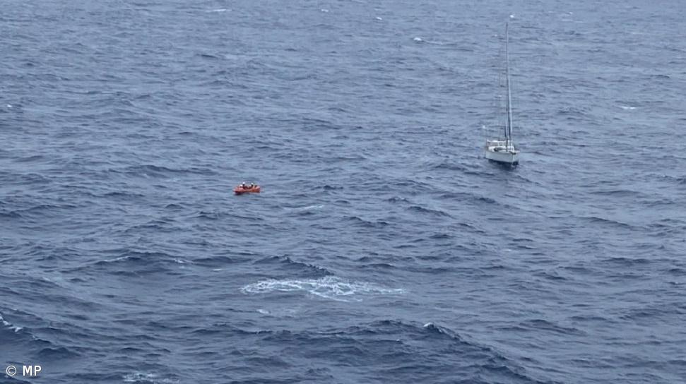 Tripulantes de veleiro resgatados ao largo dos Açores – Imagem 1