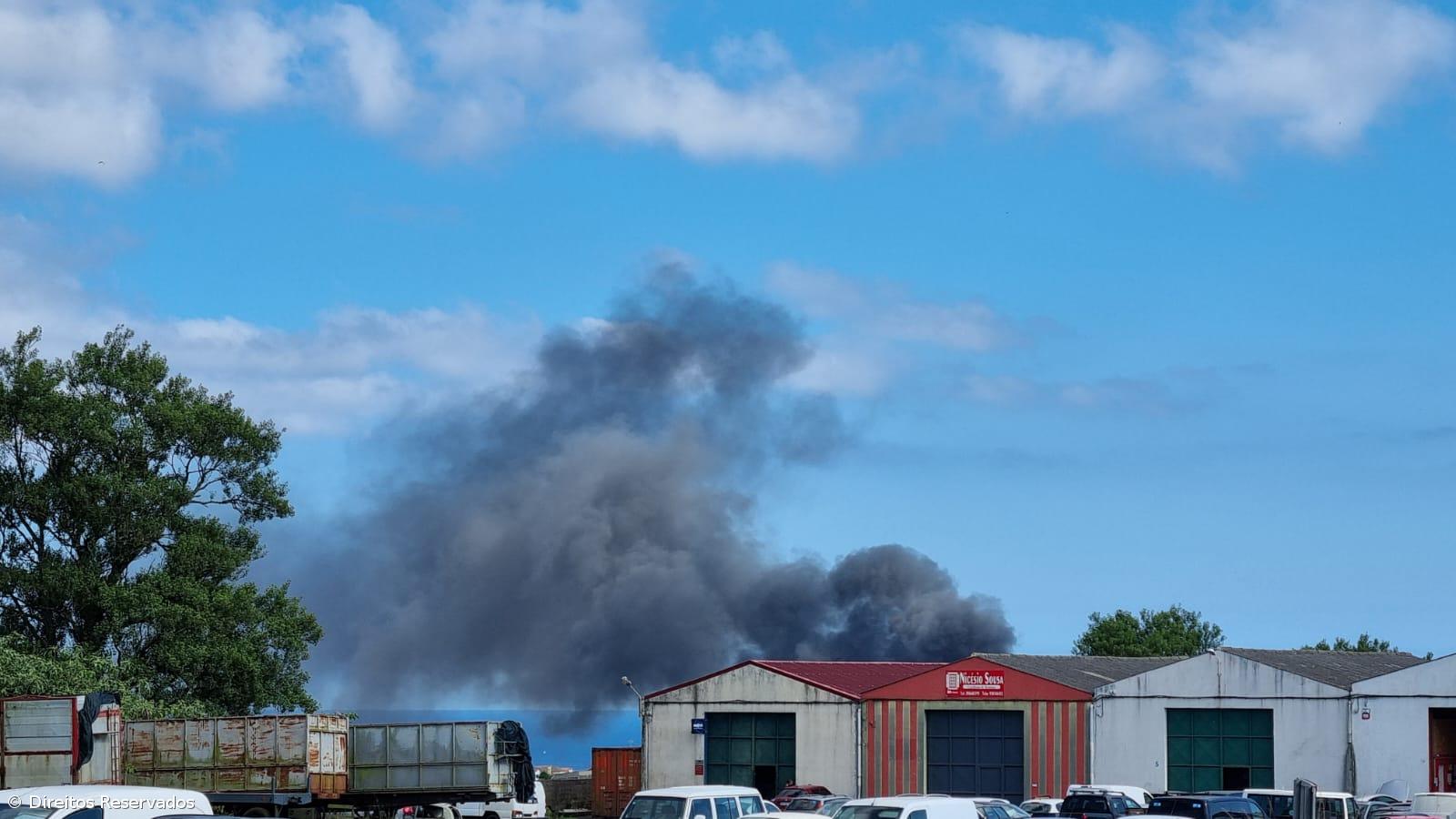 Dezassete carros incendiados na sequência do incêndio na rent-a-car da Ilha Verde – Imagem 2