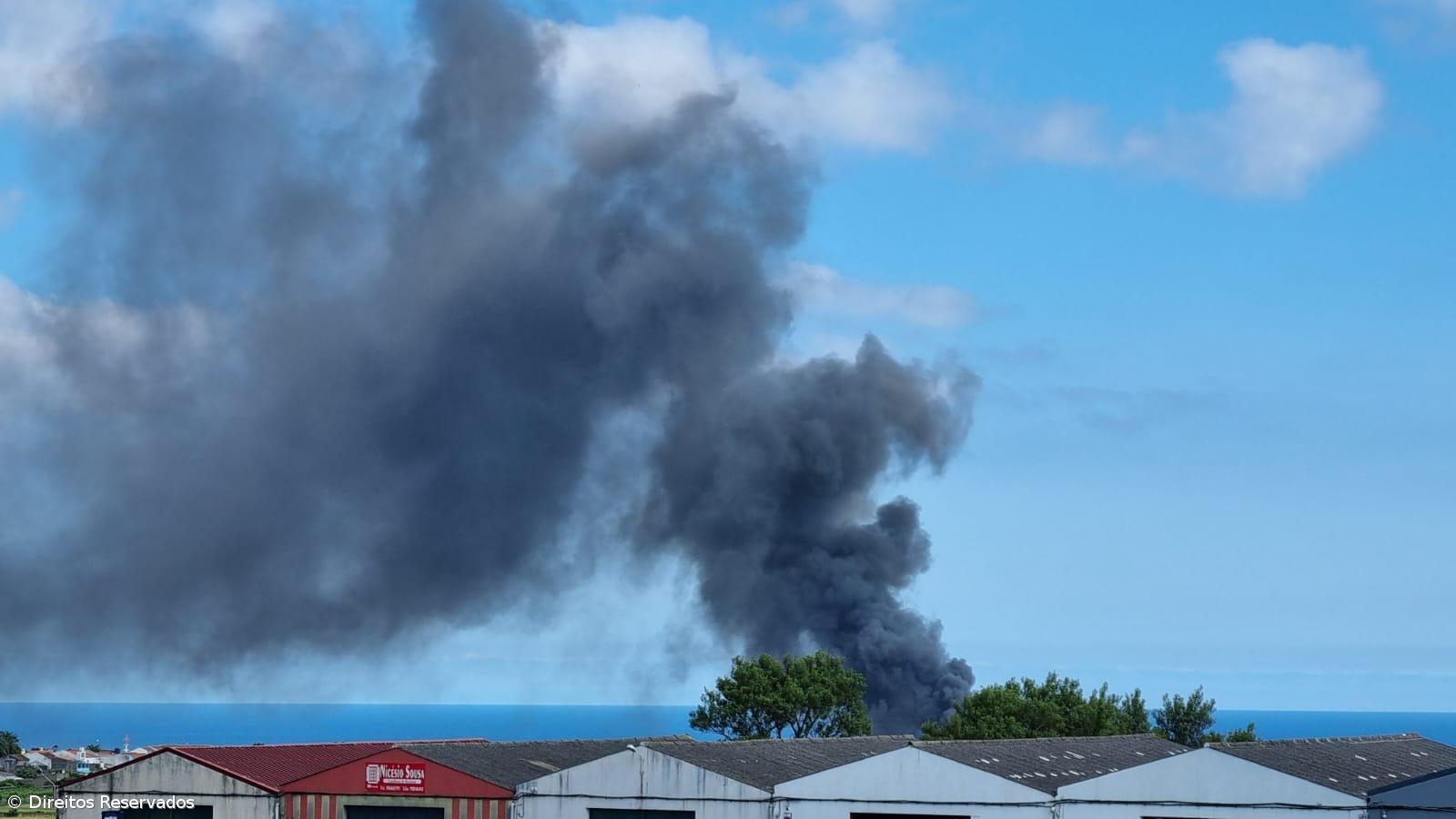Dezassete carros incendiados na sequência do incêndio na rent-a-car da Ilha Verde – Imagem 3