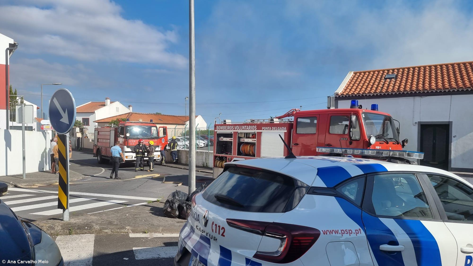 Dezassete carros incendiados na sequência do incêndio na rent-a-car da Ilha Verde – Imagem 5