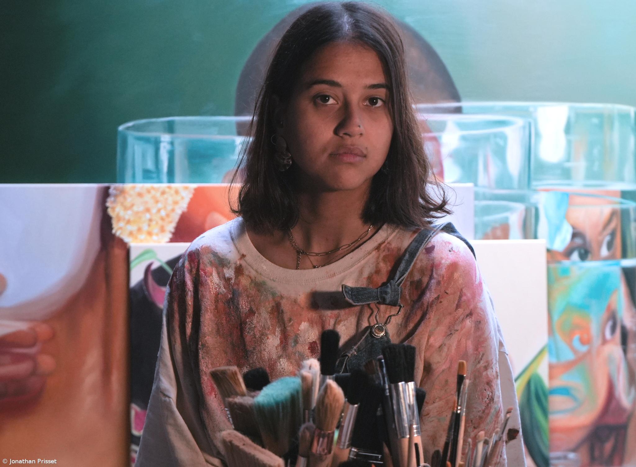 “A água e as flores são elementos simbólicos que enriquecem esta narrativa da identidade” – Imagem 1