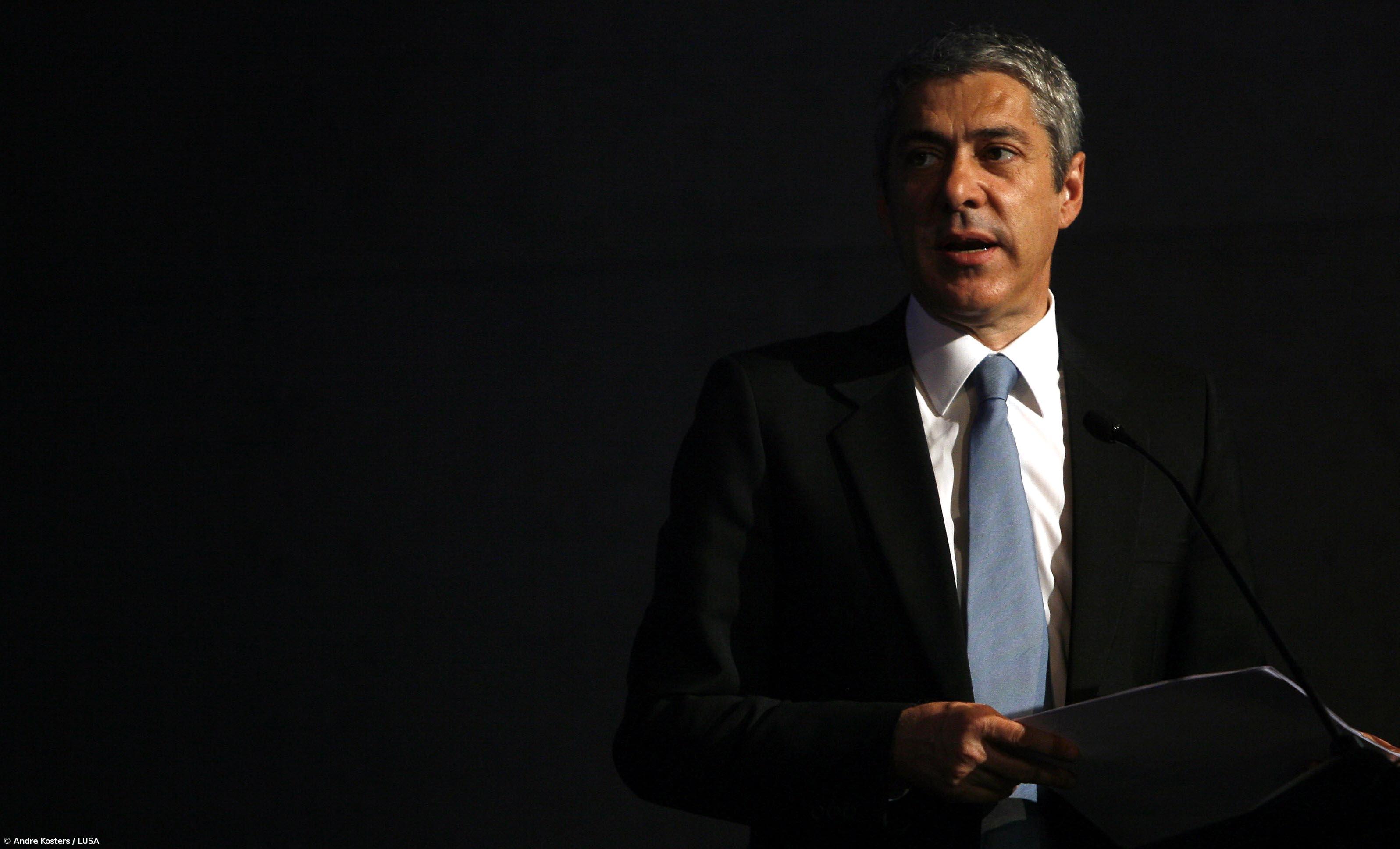  Sócrates e ministro das Finanças fazem declaração pública em São Bento – Imagem 1