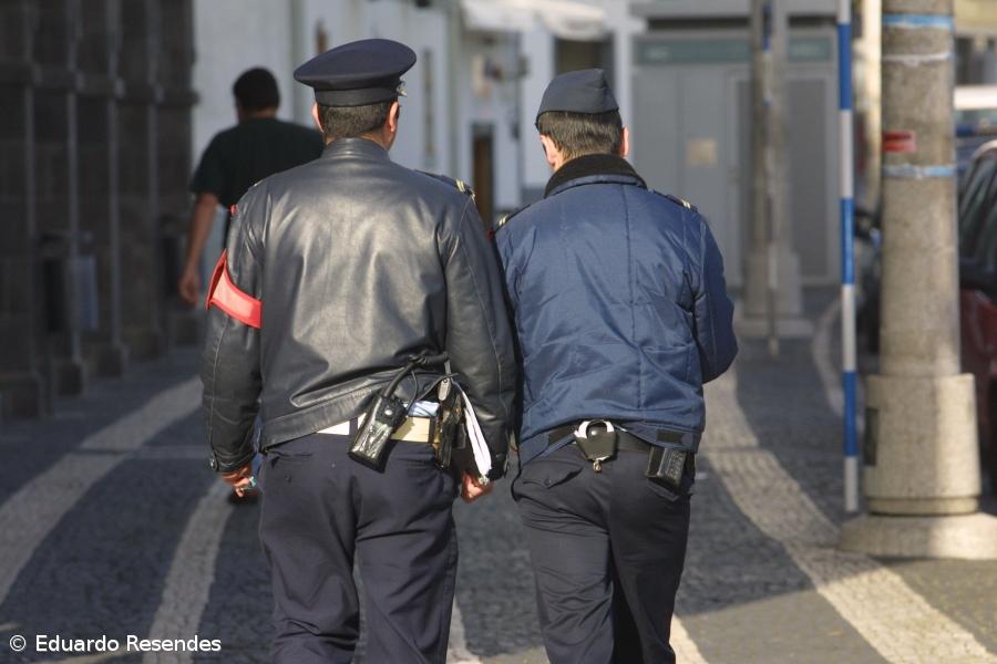 Polícia detém ladrões em flagrante no interior de casa – Imagem 1