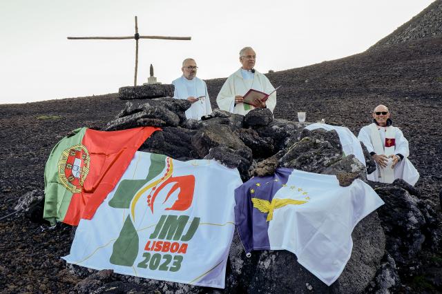 Pacto da Montanha firmado no cume do Pico junta jovens na proteção do ecossistema