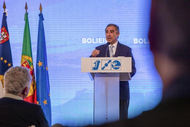 Coligação PSD/CDS-PP/PPM vence mas fica a três deputados da maioria absoluta