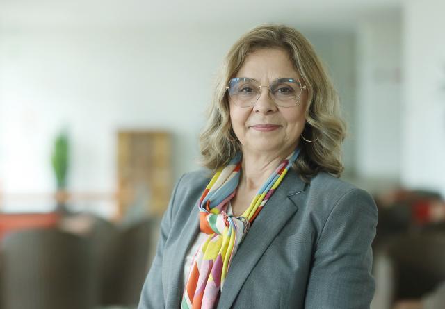 Ministra admite que número de chamadas por atender na Linha de Saúde 24 é "muito elevado" 